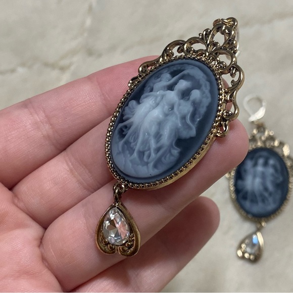 SOLD • Vintage “The Three Graces” Cameo Earrings - Picture 3 of 5
